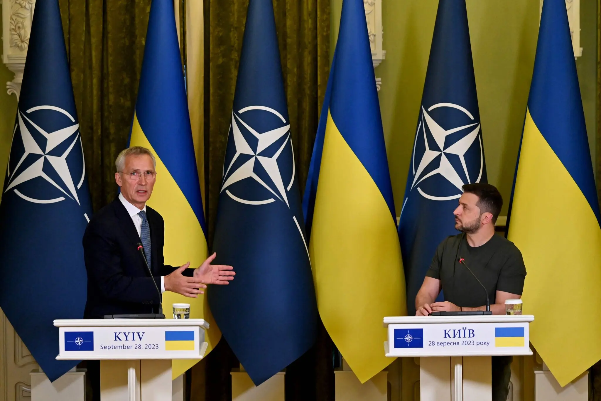 Генеральний секретар НАТО Єнс Столтенберг (ліворуч) і президент України Володимир Зеленський під час прес-конференції в Києві в четвер